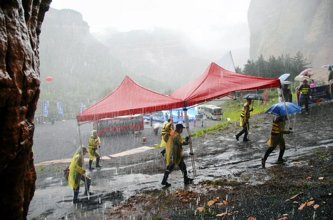 雨中进行赛事保险的使命主谈主员们